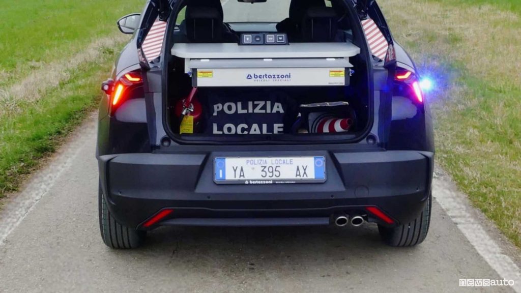 Alfa Romeo Junior della Polizia Locale attrezzatura bagagliaio