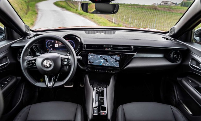 Alfa Romeo Junior Q4 (Rosso Brera) plancia abitacolo