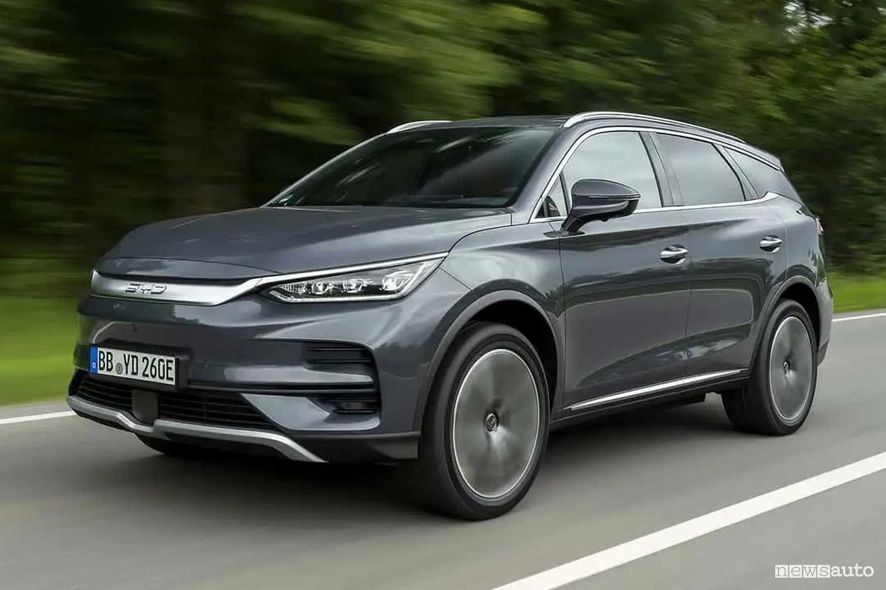 BYD Tang, SUV elettrico 7 posti, trazione integrale e tanta autonomia