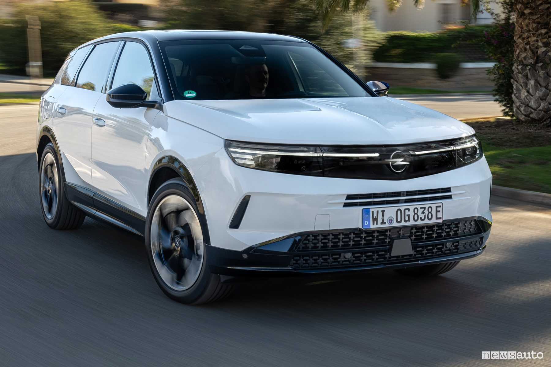 Opel Grandland ibrido plug-in su strada