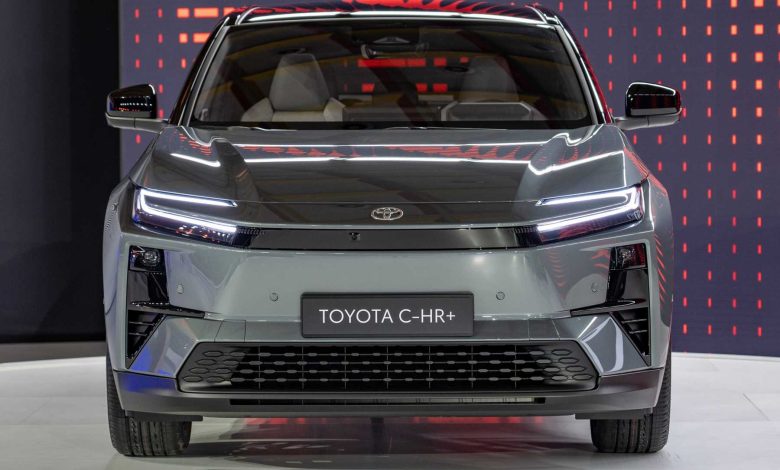 Toyota C-HR+ frontale firma luminosa
