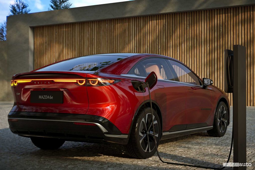 Mazda 6e Takumi Plus in ricarica