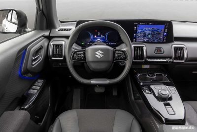 Suzuki e Vitara plancia abitacolo