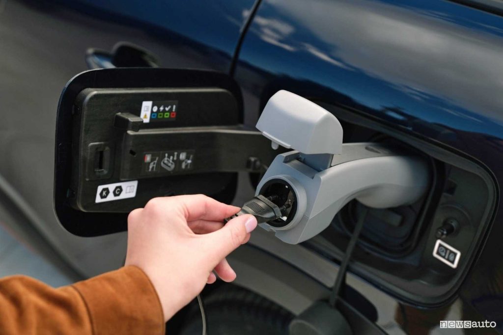La Citroen C4 elettrica ha la funzione V2L che permette di avere una presa di corrente da 230 Volt