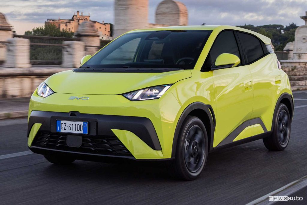 BYD Dolphin Surf test su strada a Roma