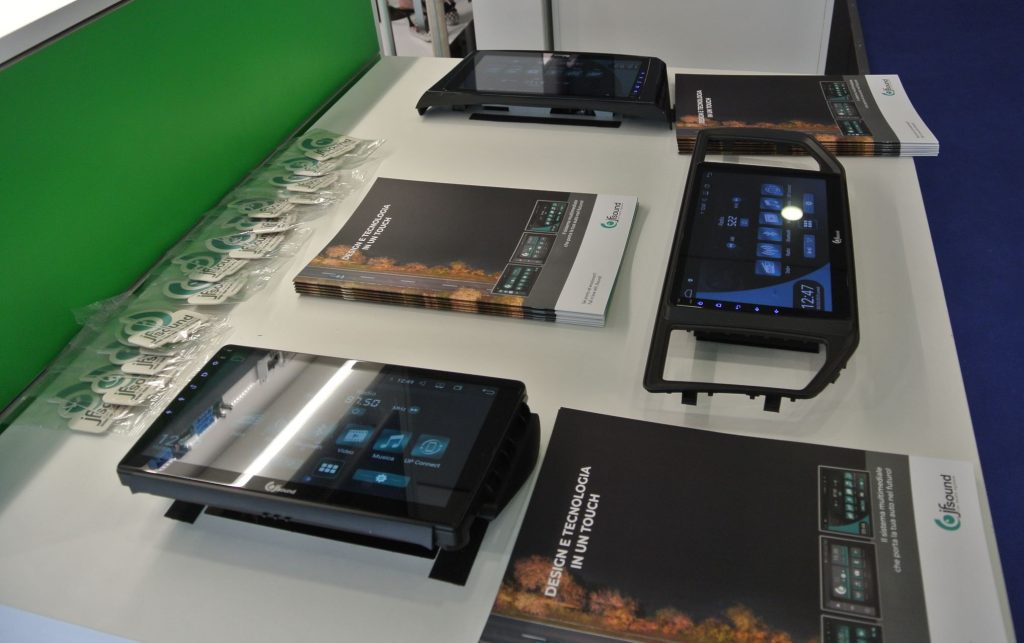 Alcuni dei prodotti JF Sound esposti ad Autopromotec
