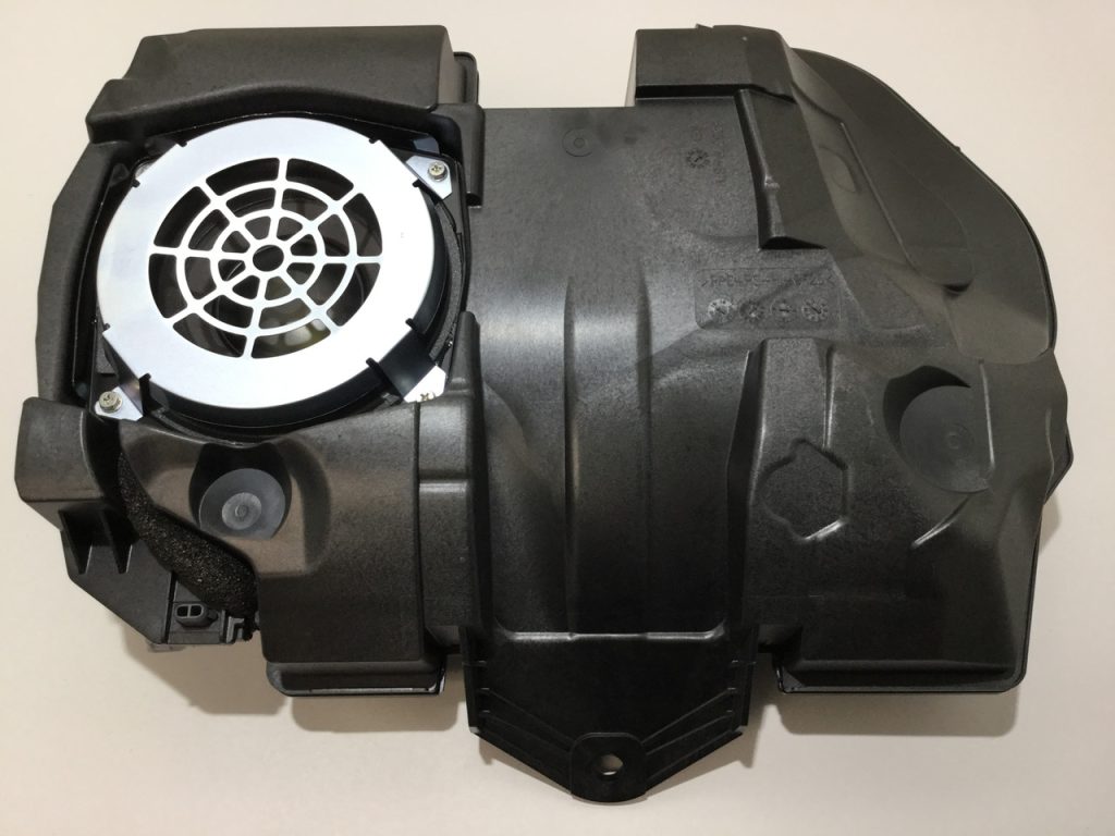 Il subwoofer montato in un cabinet in ABS sulla MX-5
