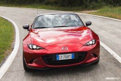 Mazda MX-5 Homura su strada