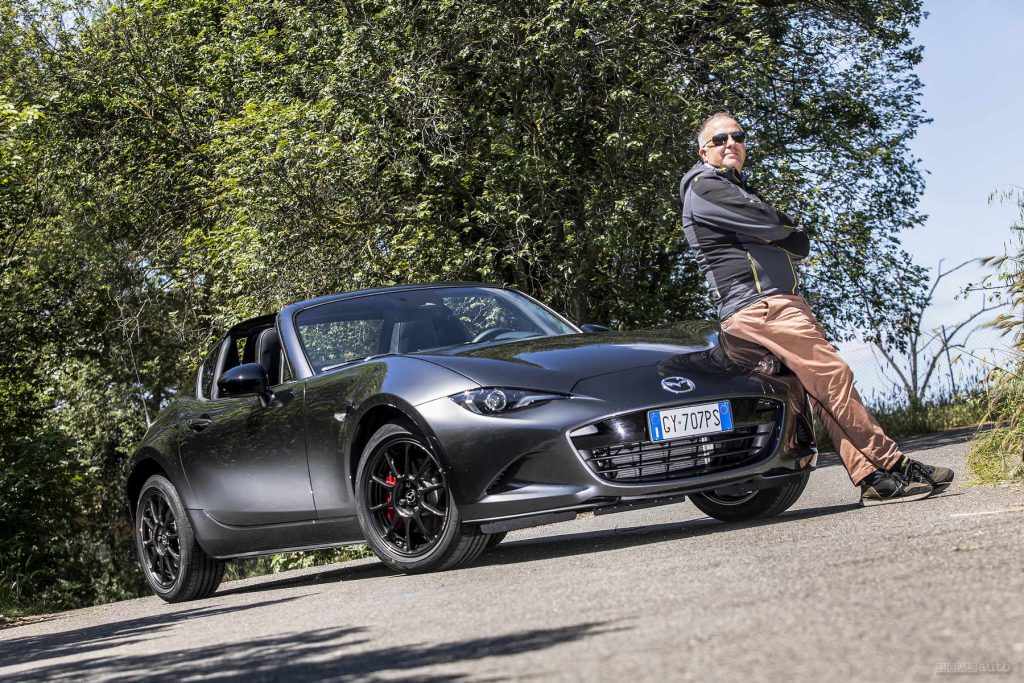 La Mazda MX-5 RF Homura durante il test su strada e la prova