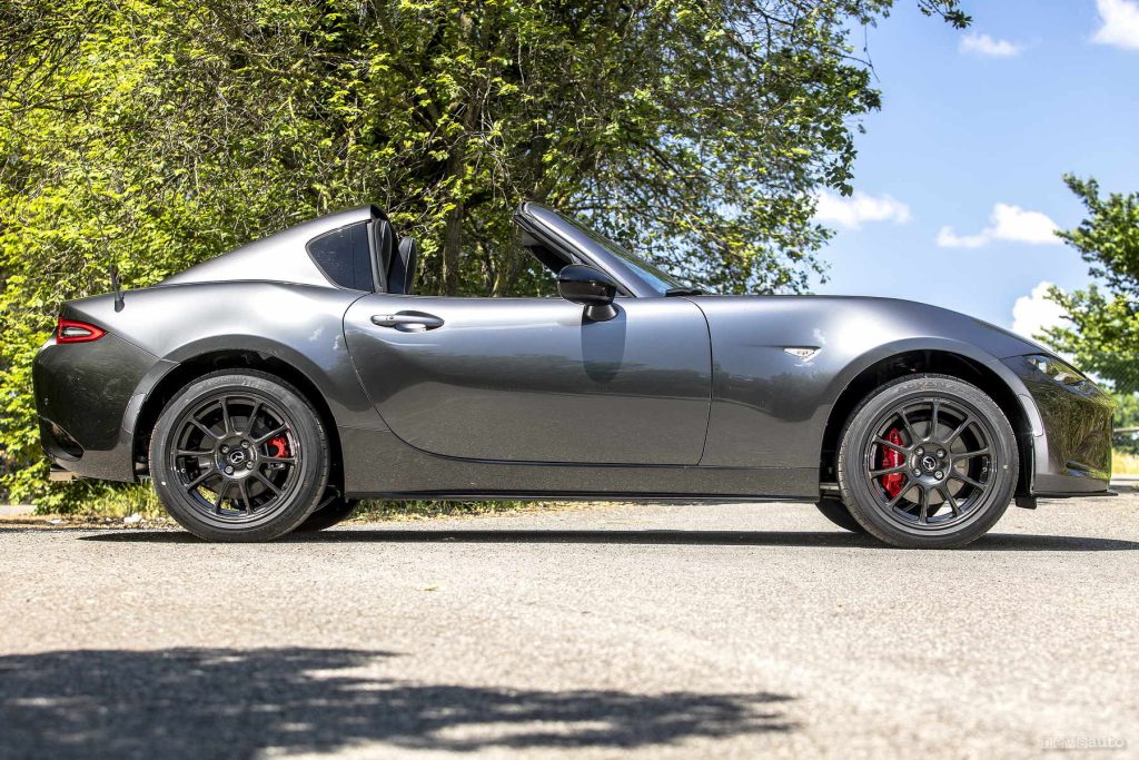 MX-5 RF Homura 2025 l'apertura della capote rigida motorizzata