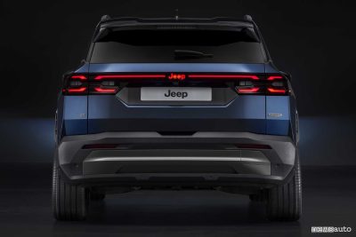 Jeep Compass 2025 First Edition posteriore firma luminosa