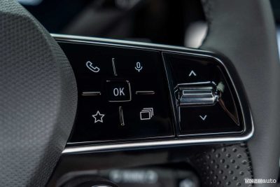 Nuova Nissan Micra EV comanci audio al volante