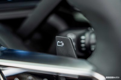 Nuova Nissan Micra EV leva frenata rigenerativa al volante