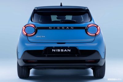 Nuova Nissan Micra EV posteriore firma luminosa