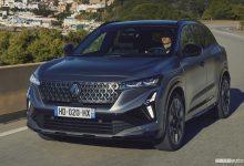 Nuova Renault Austral Esprit Alpine grigia su strada