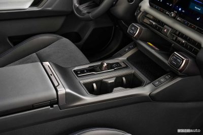 Nuova Toyota RAV4 comandi console centrale abitacolo