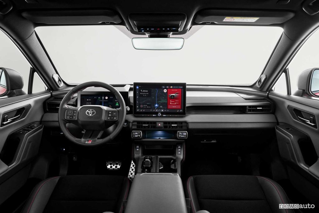 Nuova Toyota RAV4 GR Sport plancia abitacolo