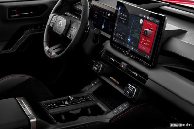 Nuova Toyota RAV4 GR Sport display, plancia abitacolo