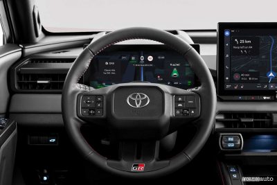 Nuova Toyota RAV4 GR Sport volante abitacolo