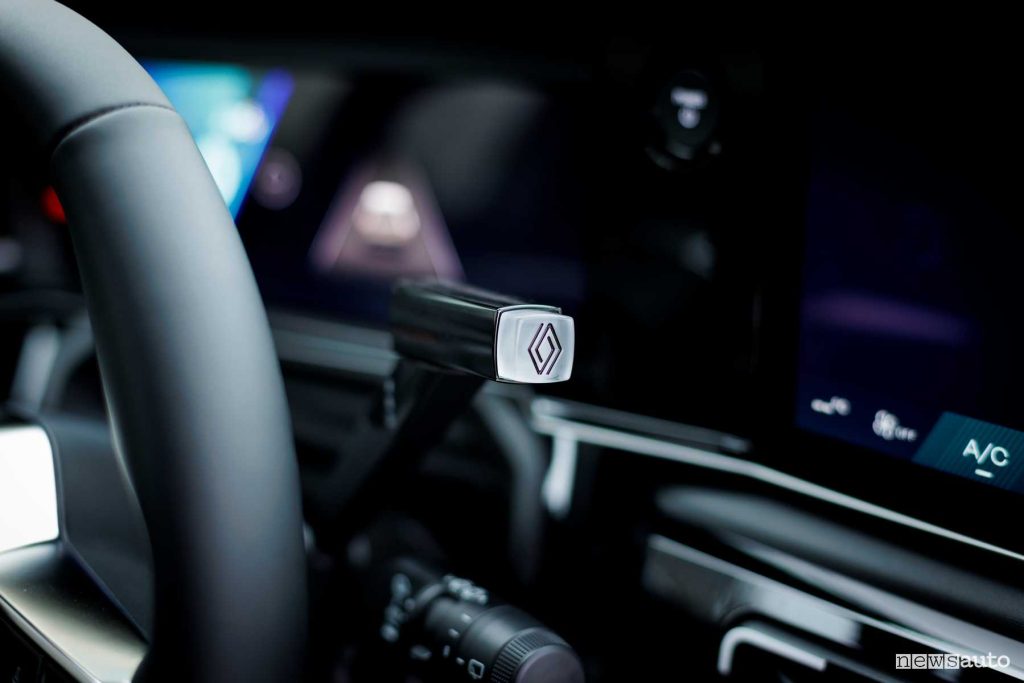 Renault 4 E-Tech electric Iconic leva cambio al volante