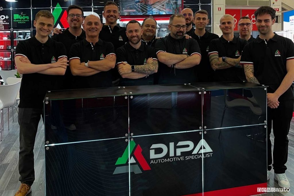 Staff Dipa Sport nello stand di Autopromotec 2025