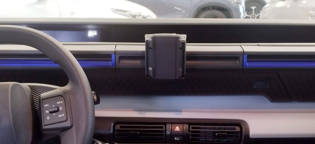 La versione più economica nel listino della Citroen C3 non ha il display centrale presente negli altri modelli. Questo è il supporto studiato e realizzato da JF Sound per il suo sistema di Infotainment
