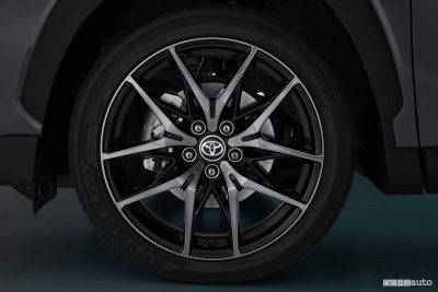 Toyota Corolla Cross GR Sport cerchi da 18"