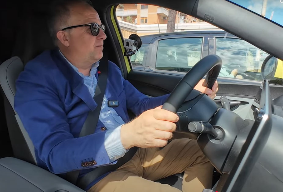 L'abitacolo della BYD Surf durante il test drive in città a Roma