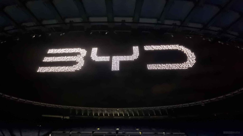 BYD scritta illuminata da 1.000 droni in volo
