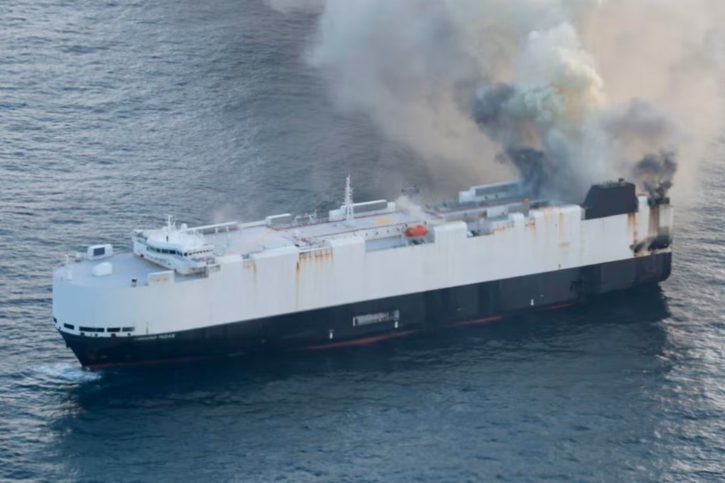 Incendio sulla nave cargo, a bordo oltre 3.000 automobili, le cause cosa è successo