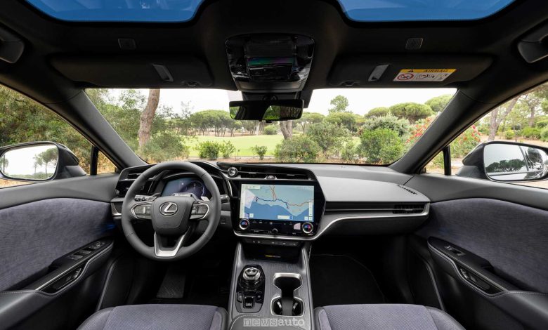 Lexus RZ 500e Luxury plancia abitacolo