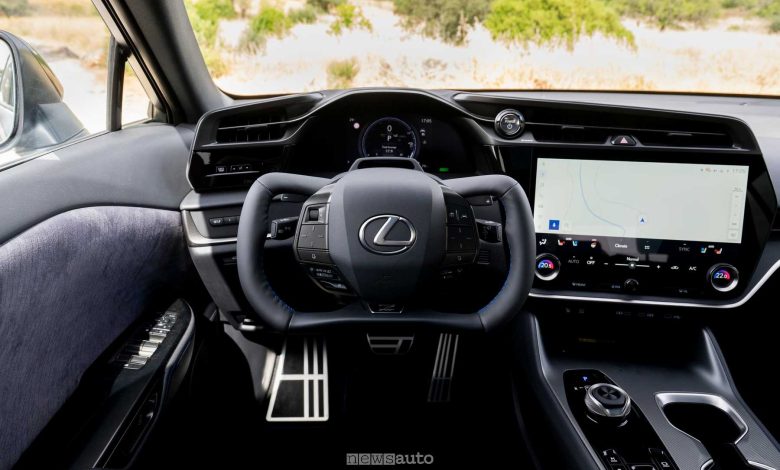 Lexus RZ 550e F Sport volante a cloche