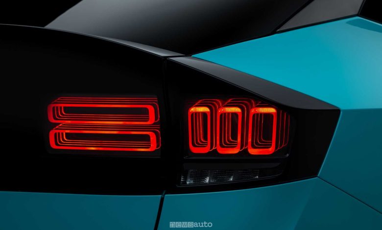 Nuova Nissan Leaf fari posteriori con firma luminosa 3D