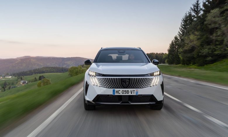 Peugeot 5008 AWD vista frontale in movimento