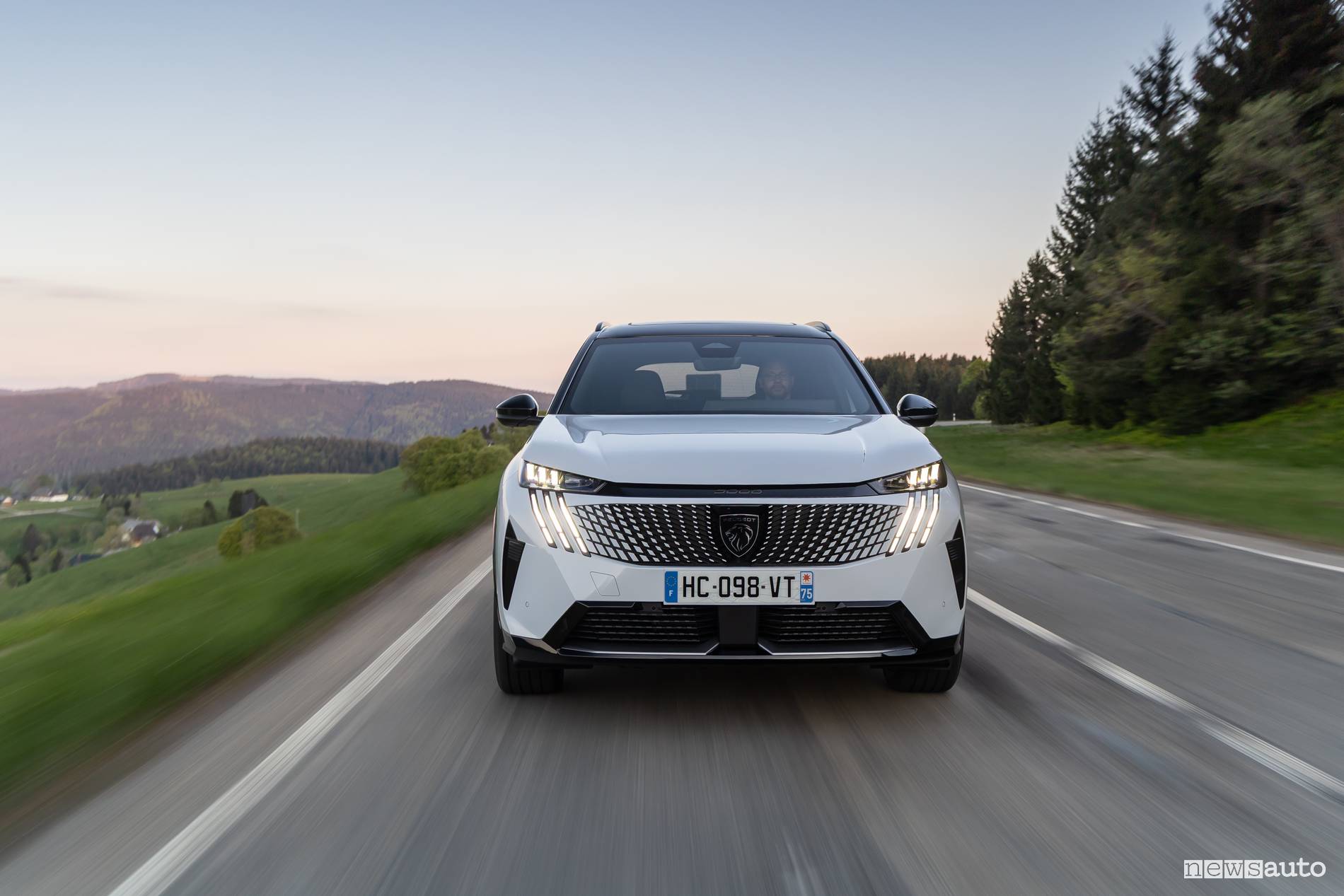 Peugeot 5008 AWD vista frontale in movimento