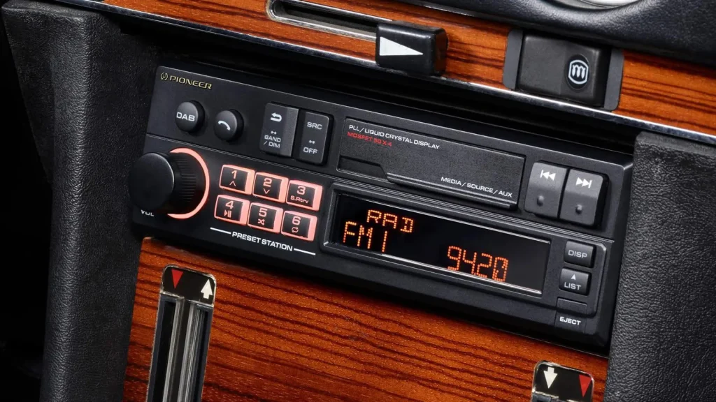 La nuova "autoradio" Pioneer SXT-C10PS installata su una vecchia Mercedes