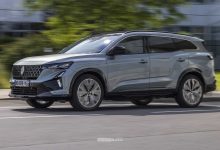 Renault Espace full hybrid E-Tech Iconic su strada