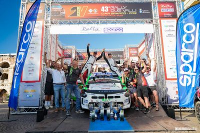 Davide Pesavento festeggia la vittoria nel Trofeo Lancia 2025 al Rally Due Valli