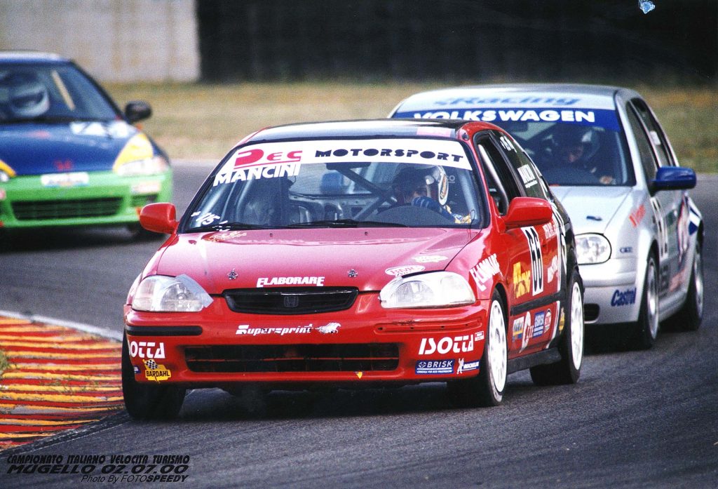 Honda Civic Typer R EK9 anno 2000 sulla pista del Mugello in battaglia nel Campionato Italiano Velocità Turismo