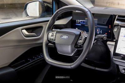 Ford Puma Gen-E volante abitacolo