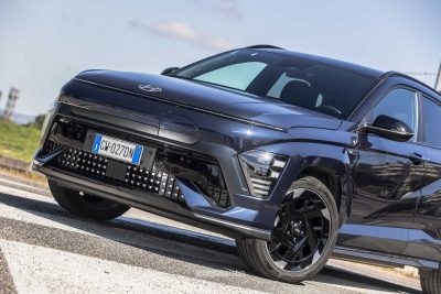 Hyundai Kona Electric N Line paraurti, fari, firma luminosa anteriore