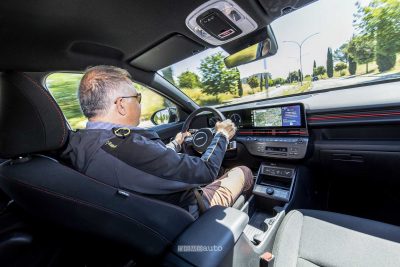 Giovanni Mancini alla guida della Hyundai Kona Electric N Line