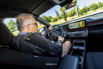 Giovanni Mancini alla guida della Hyundai Kona Electric N Line