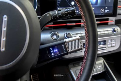 Hyundai Kona Electric N Line leva del cambio al volante