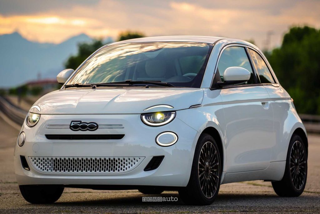 Nuova Fiat 500 ibrida anteriore 3/4