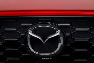 Nuova Mazda CX-5 logo griglia anteriore