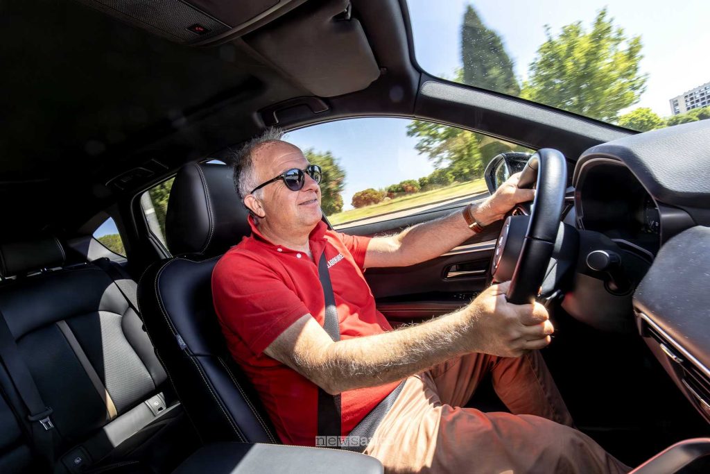 Giovanni Mancini alla guida della Mazda CX-60 e-Skyactiv D