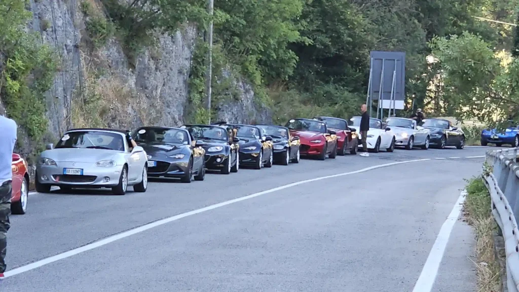 Allineamento prima della partenza da Lisciano con il gruppo Mazda MX-5