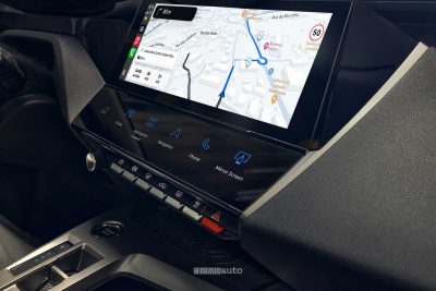 Peugeot E-308 tasti i-Toggle sotto il touchscreen da 10’’