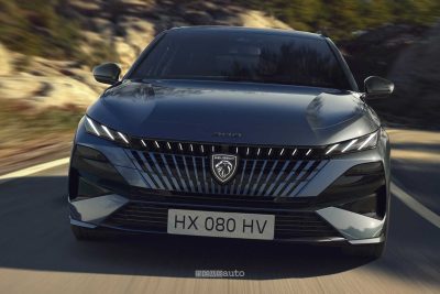 Nuova Peugeot E-308 SW su strada